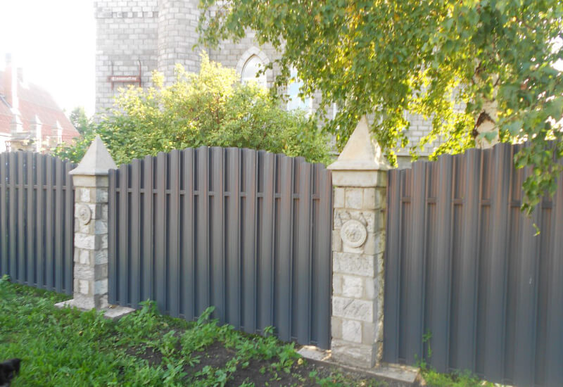  Забор из евроштакетника серого со светлыми столбами Шымкент фото 2