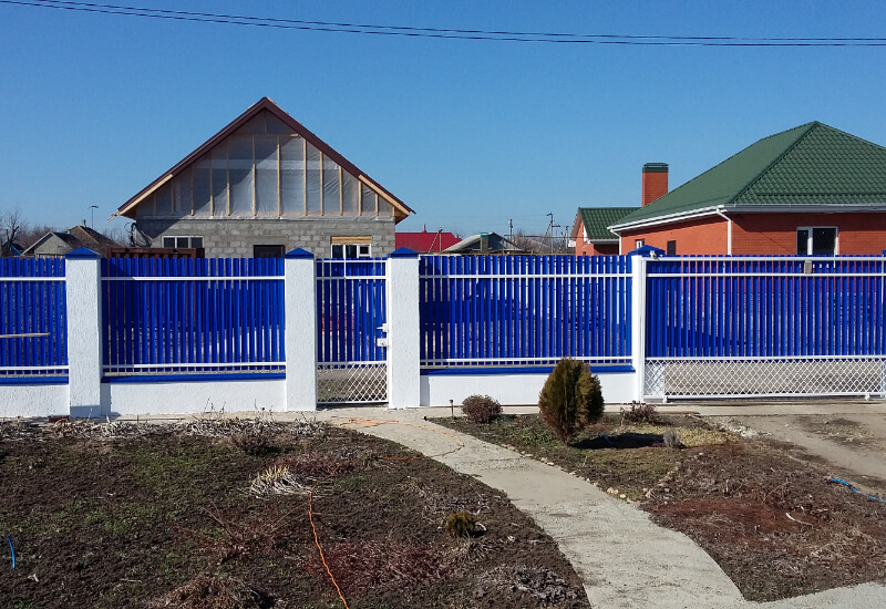 Забор из металлоштакетника синего с белыми столбами в Шымкенте фото 2
