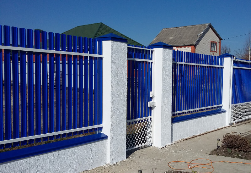 Забор из штакетника цвет RAL5002 синий двусторонний в Шымкенте фото 3
