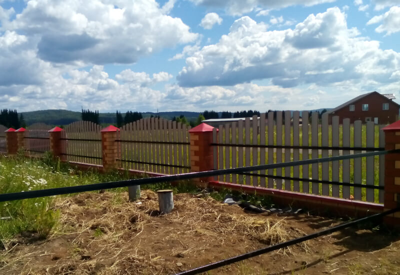 Забор из евроштакетника RAL3003 рубин, секция горкой в Шымкенте фото 1