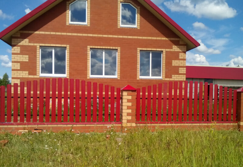 Забор из металлоштакетника цвета рубин с кирпичными столбами в Шымкенте фото 2