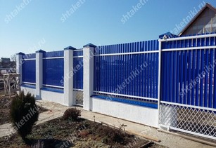 Фото забора из синего штакетника в Шымкенте